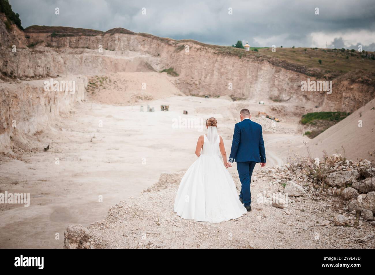 Ein ruhiger Moment der Liebe in einer rustikalen Steinbruchlandschaft. Stockfoto