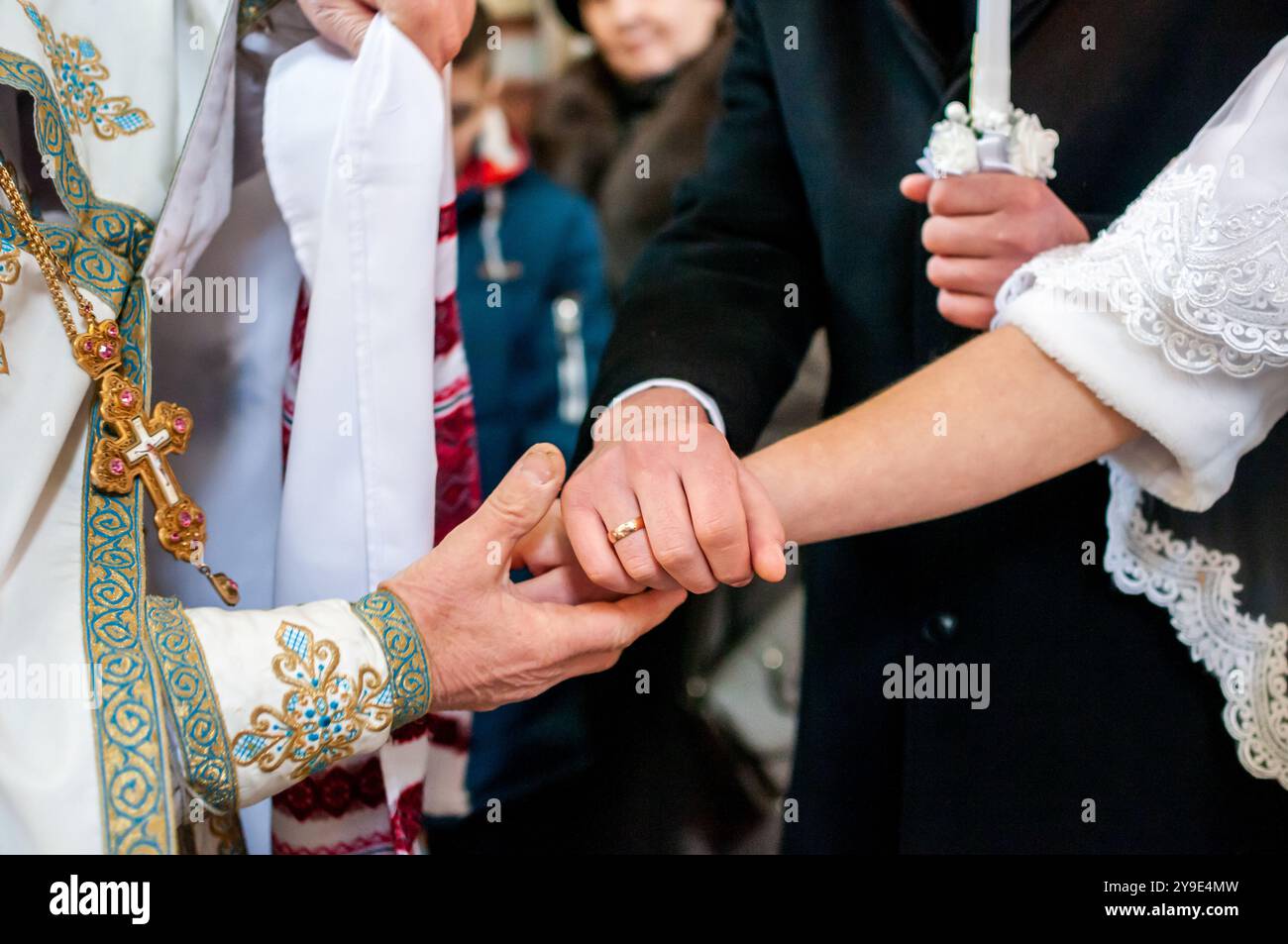 Eine heilige Vereinigung: Der Segen der Ehe, gefeiert in der Tradition. Stockfoto