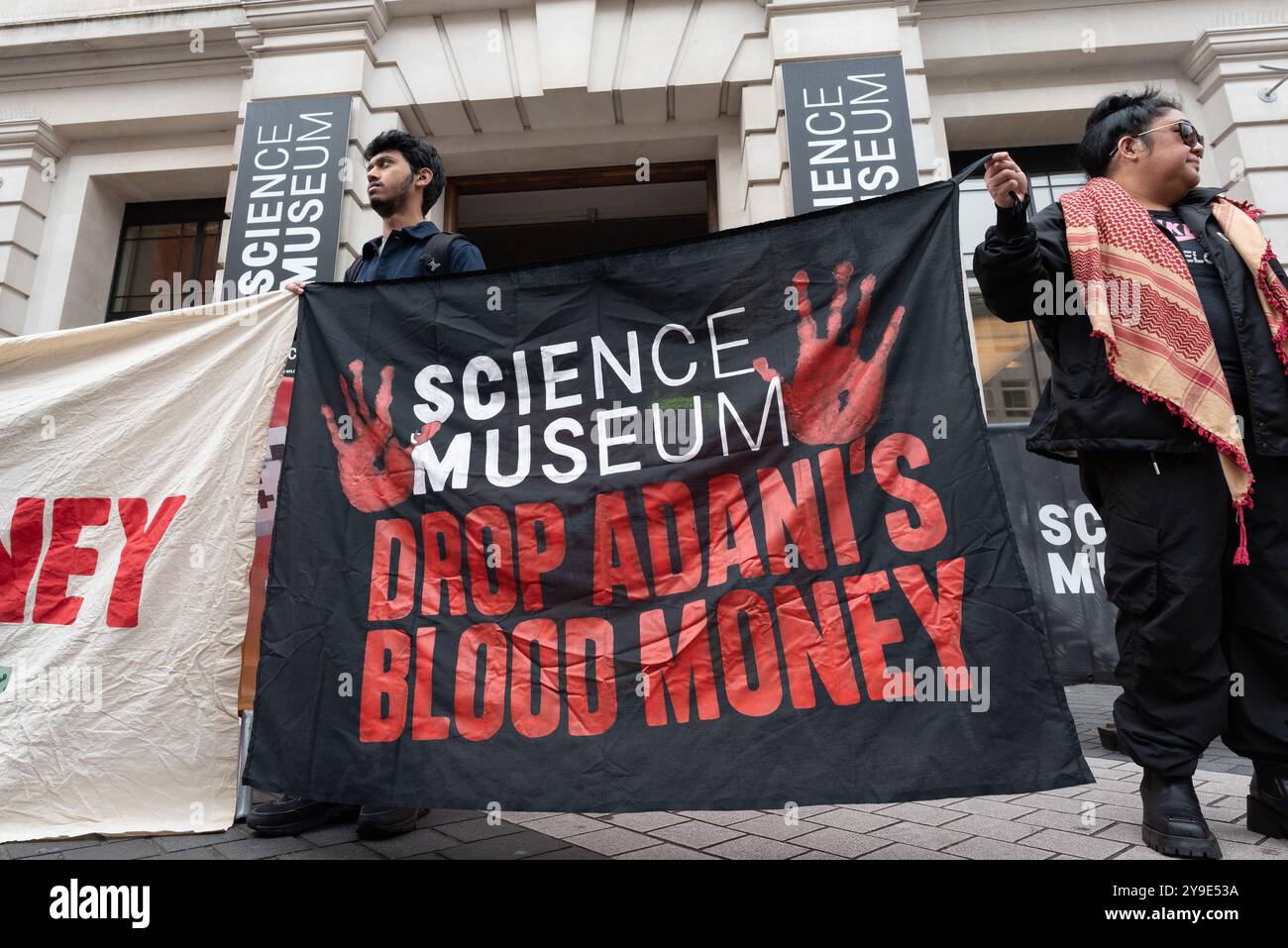 London, Großbritannien. 10. Oktober 2024. Aktivisten von Eltern für Palästina protestieren im Wissenschaftsmuseum und reichen eine Petition beim Kuratorium ein, in der das Museum aufgefordert wird, die Förderung von Adani Green Energy aufzugeben. Sie werfen dem indischen Adani-Konglomerat vor, dass er "vom Völkermord profitiert" habe, und zwar über seine Waffenfabrik Adani Defence & Aerospace, die Waffen liefert, die Israel im Gazastreifen verwendet, und über den Betrieb des Hafens Haifa. Das Museum war zuvor wegen Adanis Rolle als weltgrößter privater Kohleproduzent mit Klimaprotesten konfrontiert. Quelle: Ron Fassbender/Alamy Live News Stockfoto