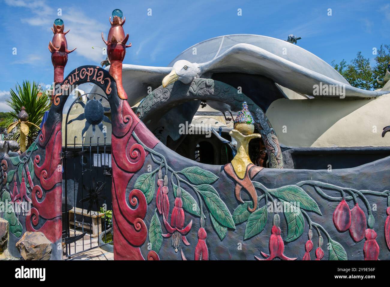 Das einzigartige Cafe Eutopia zeigt Skulpturen, die die einheimische Flora und Fauna auf Kaiwaka, Nordinsel, Neuseeland darstellen Stockfoto