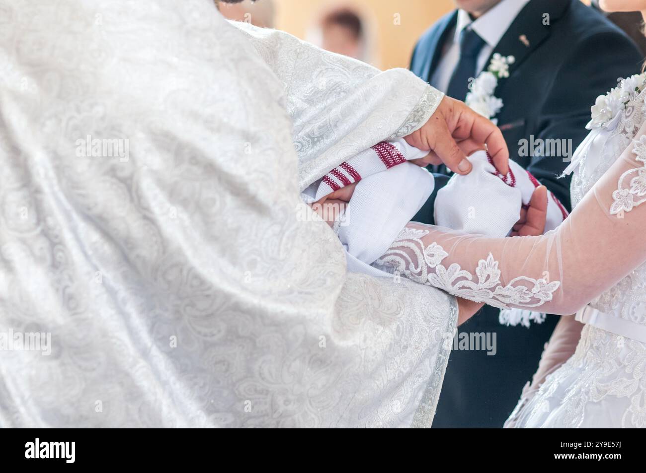Ein wunderschöner Austausch von Hochzeitsgelübden inmitten traditioneller Rituale. Stockfoto