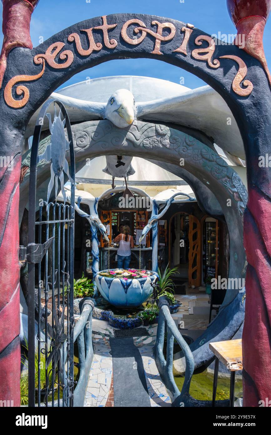 Das einzigartige Cafe Eutopia zeigt Skulpturen, die die einheimische Flora und Fauna auf Kaiwaka, Nordinsel, Neuseeland darstellen Stockfoto