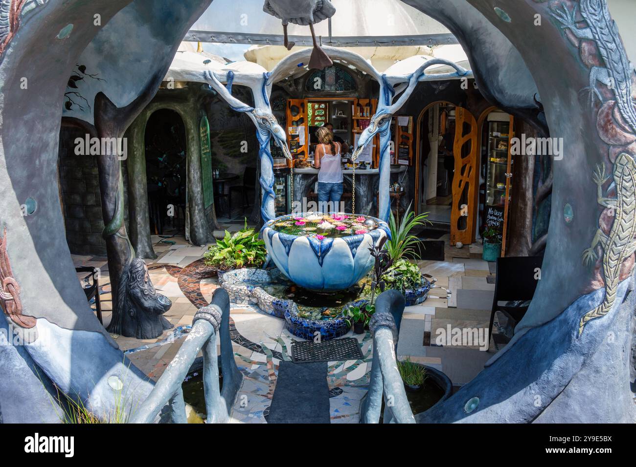 Das einzigartige Cafe Eutopia zeigt Skulpturen, die die einheimische Flora und Fauna auf Kaiwaka, Nordinsel, Neuseeland darstellen Stockfoto