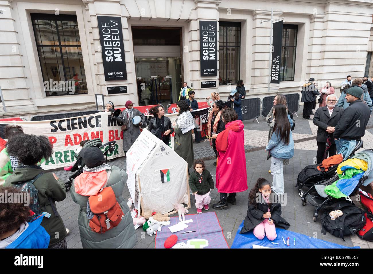 London, Großbritannien. 10. Oktober 2024. Aktivisten von Eltern für Palästina protestieren im Wissenschaftsmuseum und reichen eine Petition beim Kuratorium ein, in der das Museum aufgefordert wird, die Förderung von Adani Green Energy aufzugeben. Sie werfen dem indischen Adani-Konglomerat vor, dass er "vom Völkermord profitiert" habe, und zwar über seine Waffenfabrik Adani Defence & Aerospace, die Waffen liefert, die Israel im Gazastreifen verwendet, und über den Betrieb des Hafens Haifa. Das Museum war zuvor wegen Adanis Rolle als weltgrößter privater Kohleproduzent mit Klimaprotesten konfrontiert. Quelle: Ron Fassbender/Alamy Live News Stockfoto