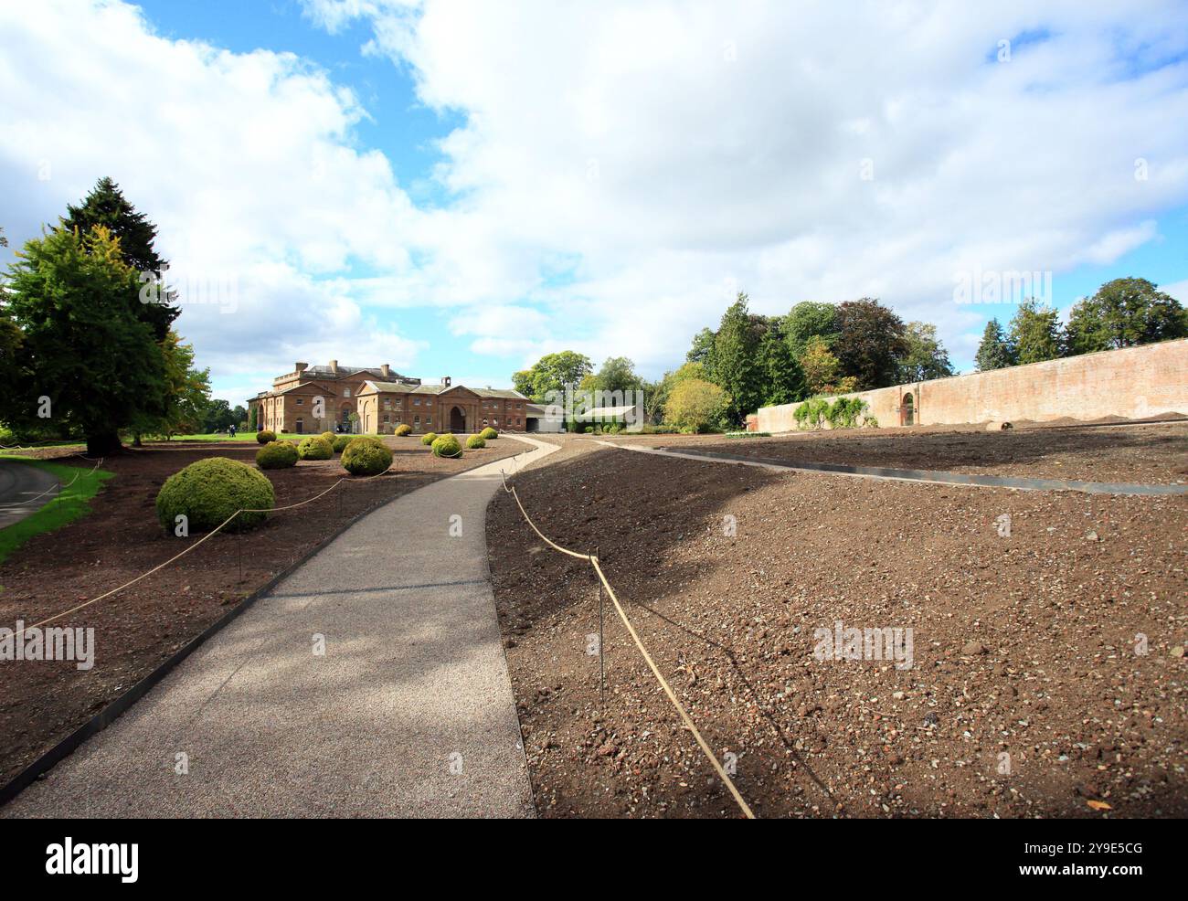 Arbeiten Sie daran, den Blumengarten und das Vergnügungsgelände in Berrington Hall in der Nähe von Leominster, Herefordshire, Großbritannien, neu zu gestalten. Stockfoto