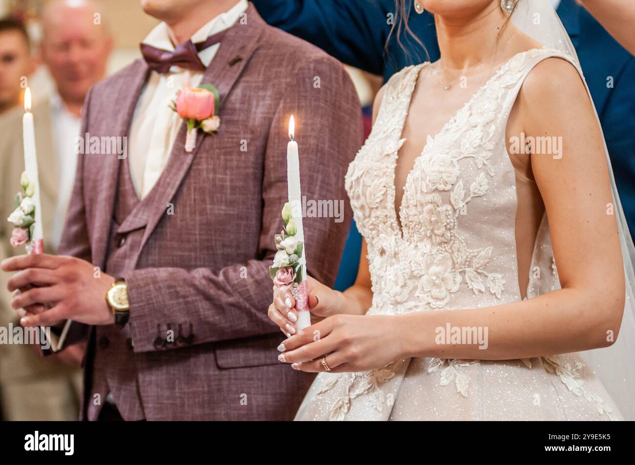 Elegante Hochzeitszeremonie mit Kerzenlicht und Blumendetails Stockfoto