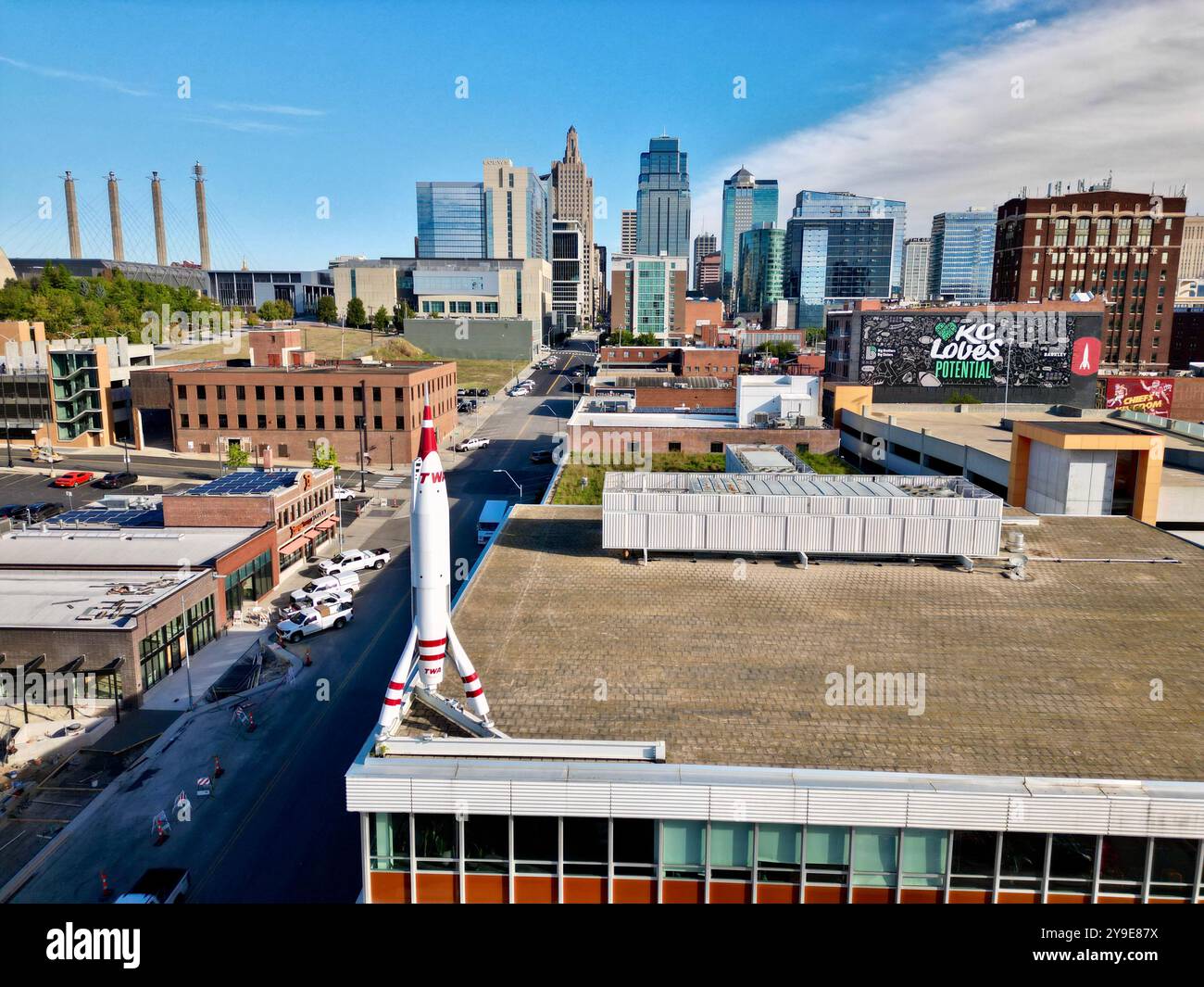 Fantastische Aussicht auf kansas City Crossroads District mit einem Raketenschiff im Vordergrund Stockfoto