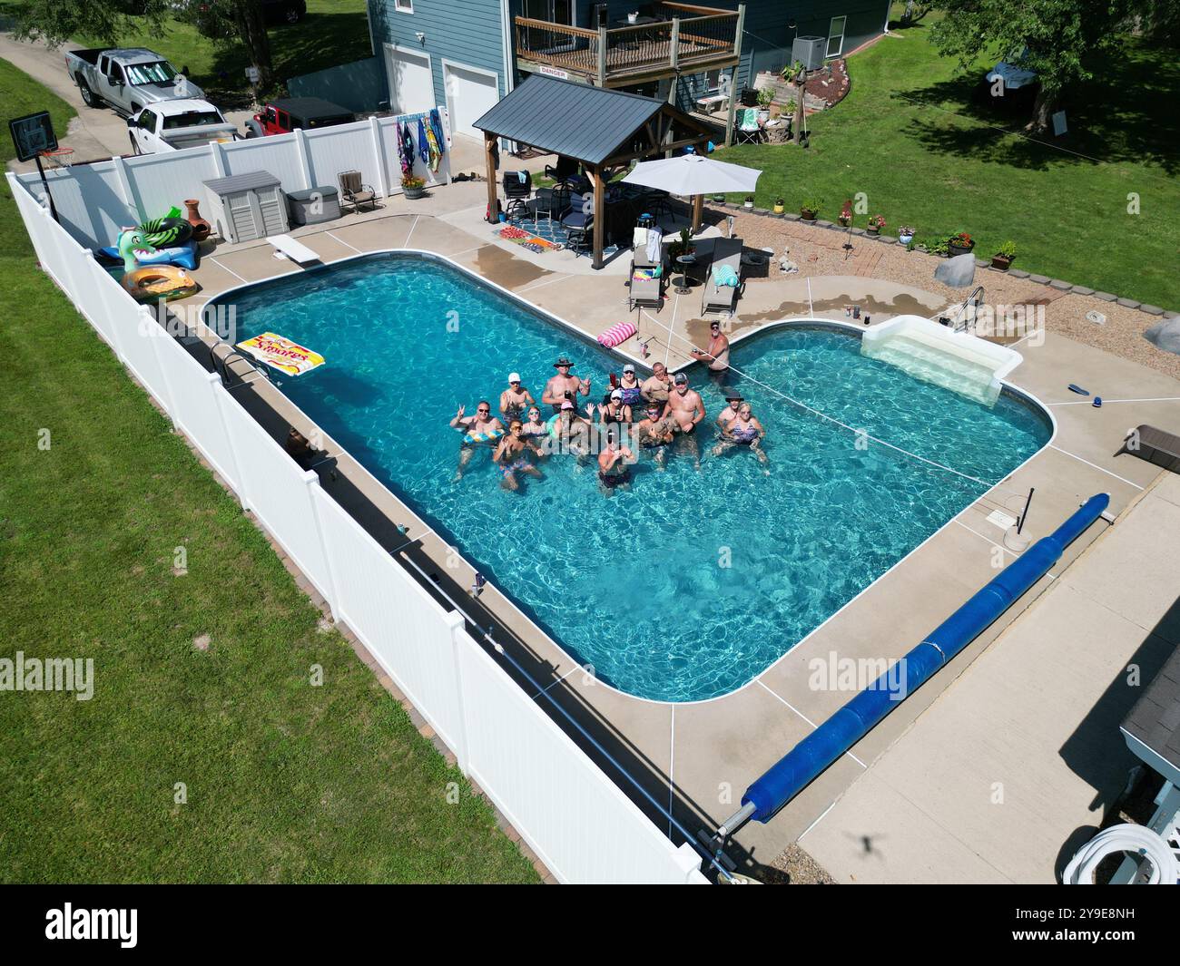 Blick aus der Vogelperspektive auf die Poolparty Stockfoto