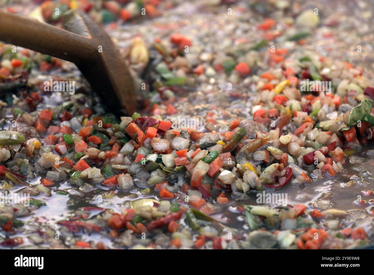 Gemüse und Gulasch in einem Gulasch-Topf Stockfoto