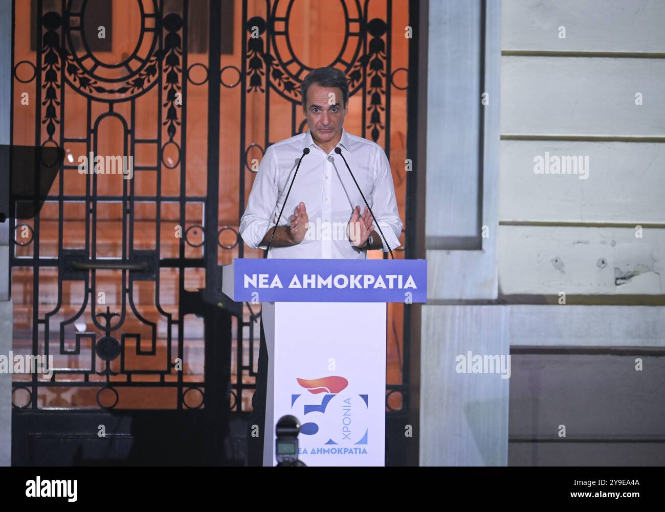 Athen, Griechenland. 4. Oktober 2024. Der griechische Premierminister Kyriakos Mitsotakis spricht während der Feierlichkeiten zum 50. Jahrestag der regierenden Partei neue Demokratie an. Er ist der Sohn des verstorbenen Konstantinos Mitsotakis, der von 1990 bis 1993 Ministerpräsident Griechenlands und Vorsitzender der Partei der Neuen Demokratie war. Quelle: Dimitris Aspiotis/Alamy Stockfoto