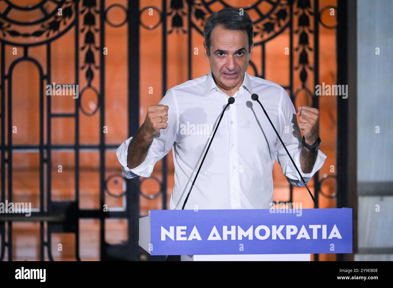 Athen, Griechenland. 4. Oktober 2024. Der griechische Premierminister Kyriakos Mitsotakis spricht während der Feierlichkeiten zum 50. Jahrestag der regierenden Partei neue Demokratie an. Er ist der Sohn des verstorbenen Konstantinos Mitsotakis, der von 1990 bis 1993 Ministerpräsident Griechenlands und Vorsitzender der Partei der Neuen Demokratie war. Quelle: Dimitris Aspiotis/Alamy Stockfoto