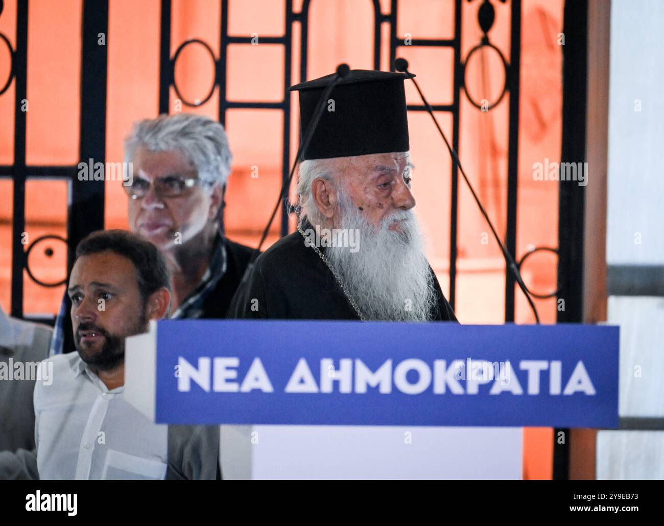 Athen, Griechenland. 4. Oktober 2024. Ein griechisch-christlich-orthodoxer Priester wird auf dem Podium während einer Straßenparty zum 50. Jahrestag der Gründung der konservativen Partei der Neuen Demokratie gesehen. Quelle: Dimitris Aspiotis/Alamy Stockfoto