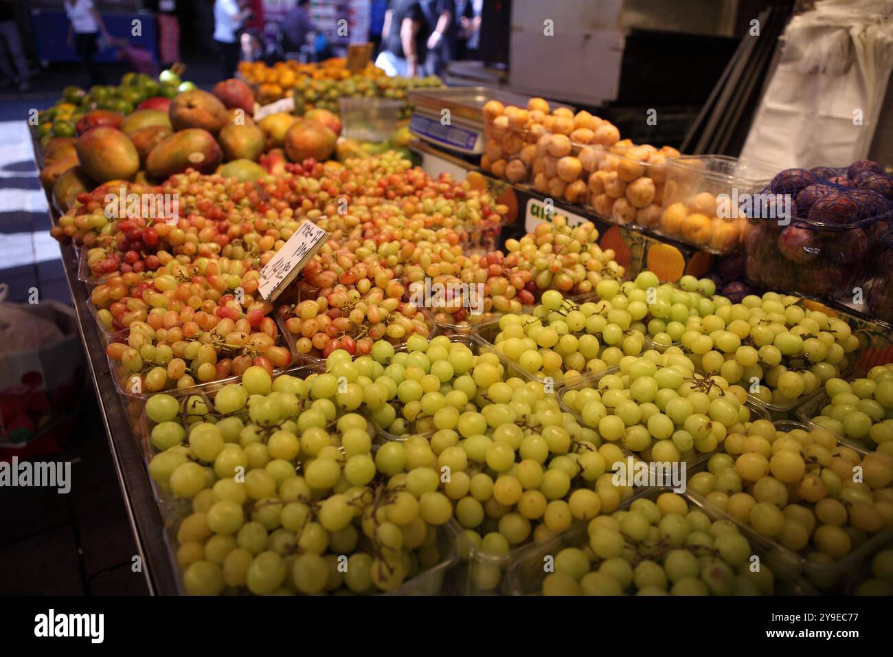 Trauben, Mangos und Pflaumen zum Verkauf an einem Marktstand auf dem Machane Yehuda Markt in Jerusalem Stockfoto