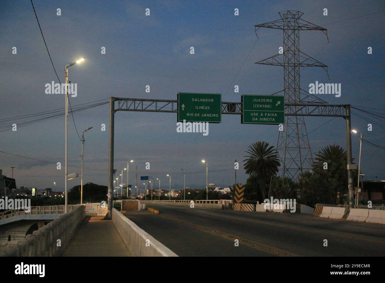 Juazeiro, bahia, brasilien - 4. april 2023: Blick auf die Bundesstraße BR 407 zwischen den Städten Juazeiro und Petrolina. Stockfoto