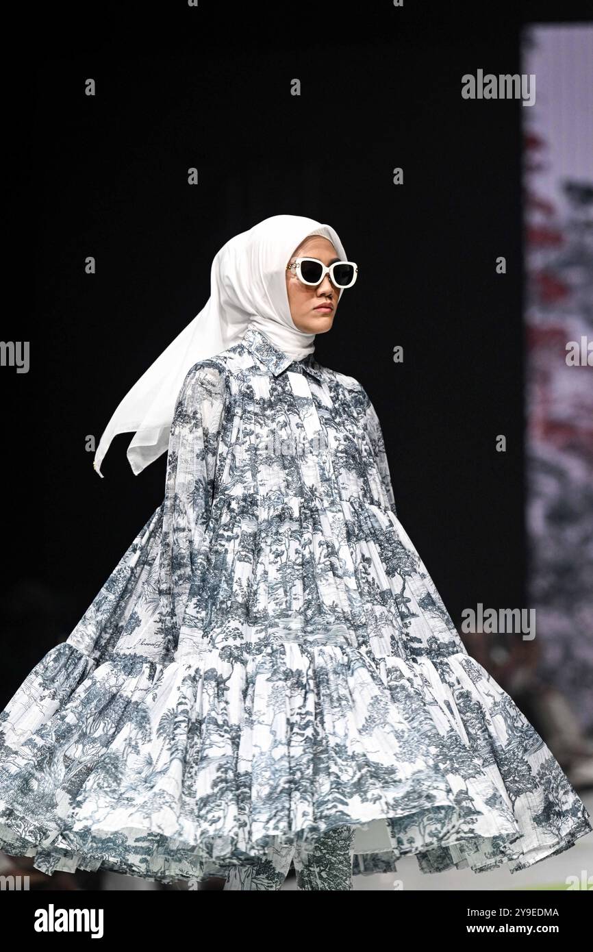 Tangerang, Indonesien. Oktober 2024. Ein Model präsentiert eine Kreation von Benang Jarum während der Jakarta Muslim Fashion Week (JMFW) 2025 in Tangerang, Provinz Banten, Indonesien, am 10. Oktober 2024. Quelle: Agung Kuncahya B./Xinhua/Alamy Live News Stockfoto