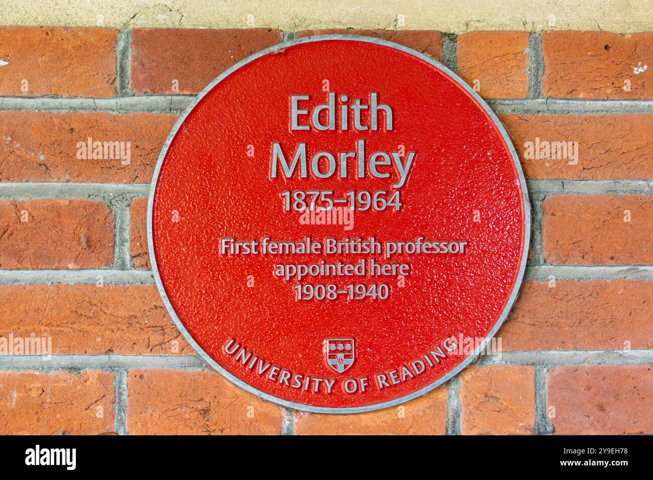Rote Plakette auf dem Campus der University of Reading zu Ehren von Edith Morley 1875–1964, erste britische Professorin, Berkshire, England, Großbritannien 1908 Stockfoto Rote Plakette auf dem Campus der University of Reading zu Ehren von Edith Morley 1875–1964, erste britische Professorin, Berkshire, England, Großbritannien 1908 Stockfoto