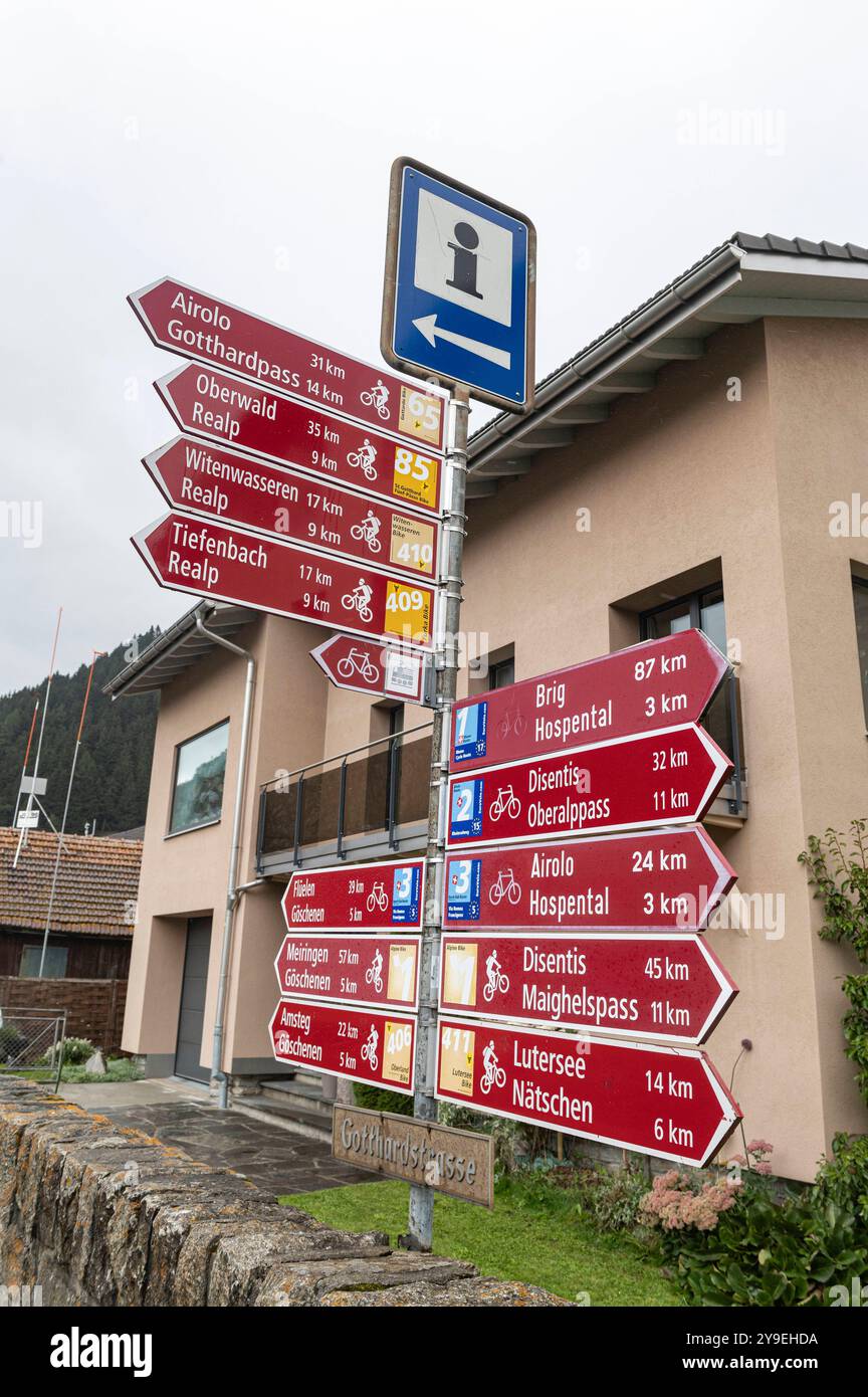 Andermatt URI Schweiz September 2024 Radwege mit voraussichtlichen Schildern gegenüber dem Tourismusbüro, einschließlich EuroVelo-Fernradrouten, EV5 Via Romea Francigena, EV15 Rheinroute und EV 17 Rhone-Route. Start, Punkt, Ziel, Fahrrad, Stockfoto