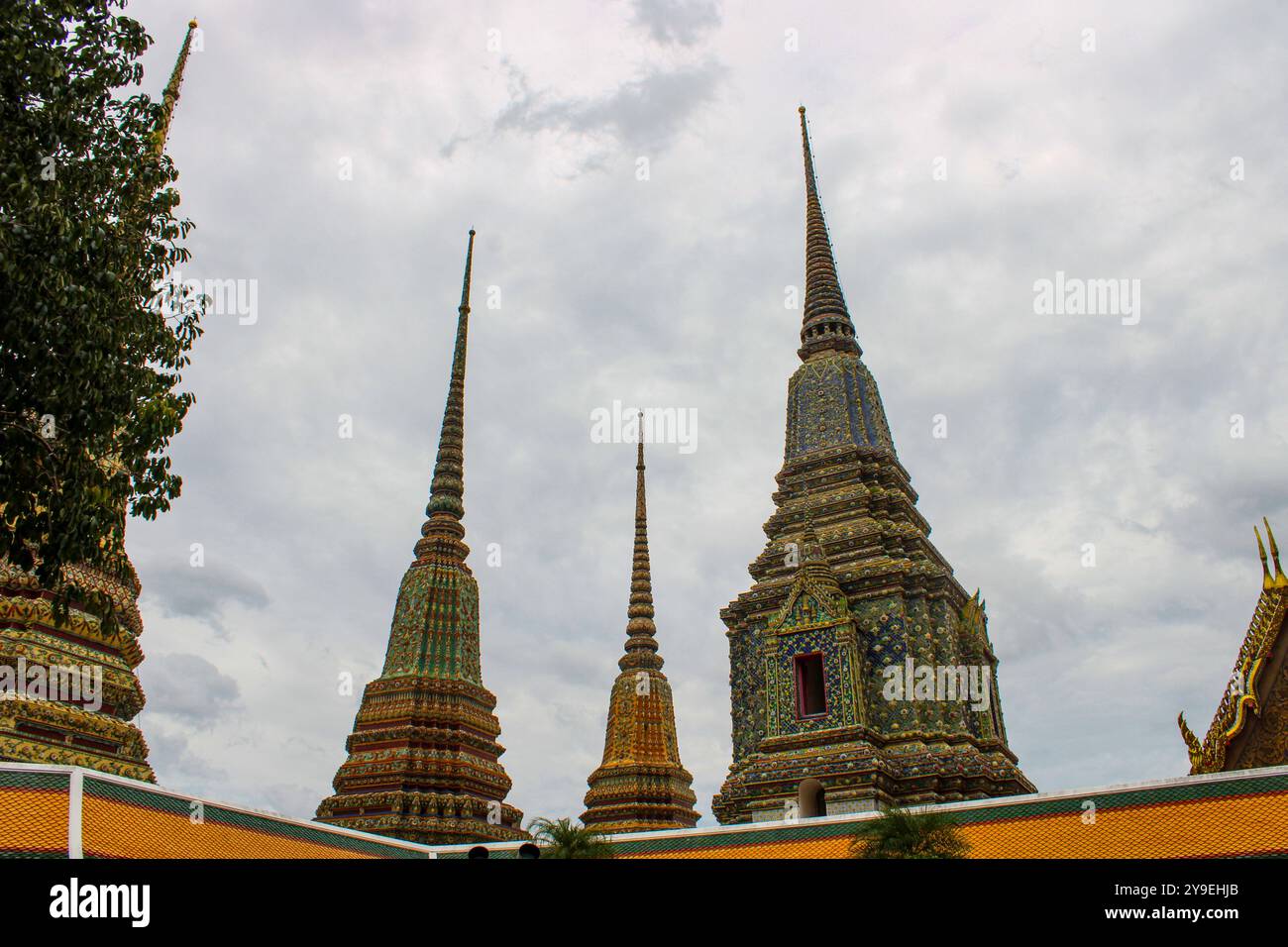 Wat Pho, auch Wat Po, ist ein buddhistischer Tempelkomplex im Bezirk Phra Nakhon in Bangkok, Thailand. Auch bekannt als Tempel des liegenden Buddha, ist sein offizieller Name Wat Phra Chetuphon Wimon Mangkhalaram Rajwaramahawihan. Stockfoto