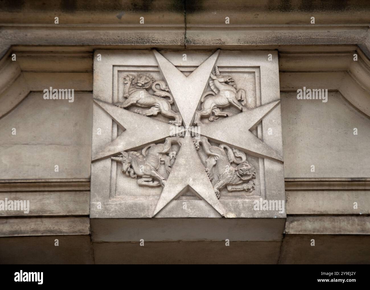 Symbol der Templer von St John of Jerusalem; Priorienkirche des Ordens St John, Clerkenwell, City of London, England, Vereinigtes Königreich. Stockfoto