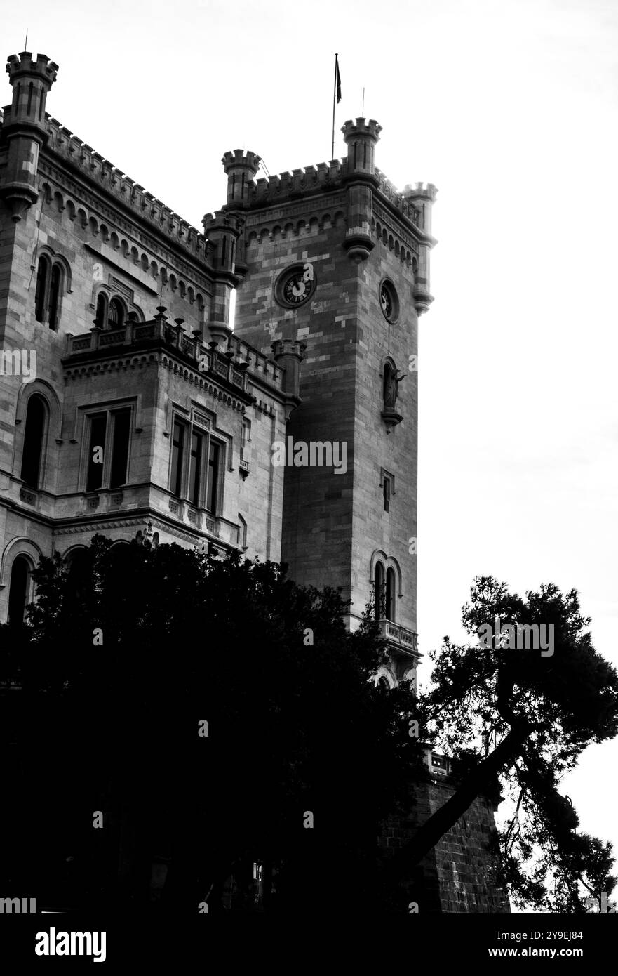 Schloss Miramare in Triest, Italien, in Schwarz und Weiß an einem sonnigen Tag Stockfoto