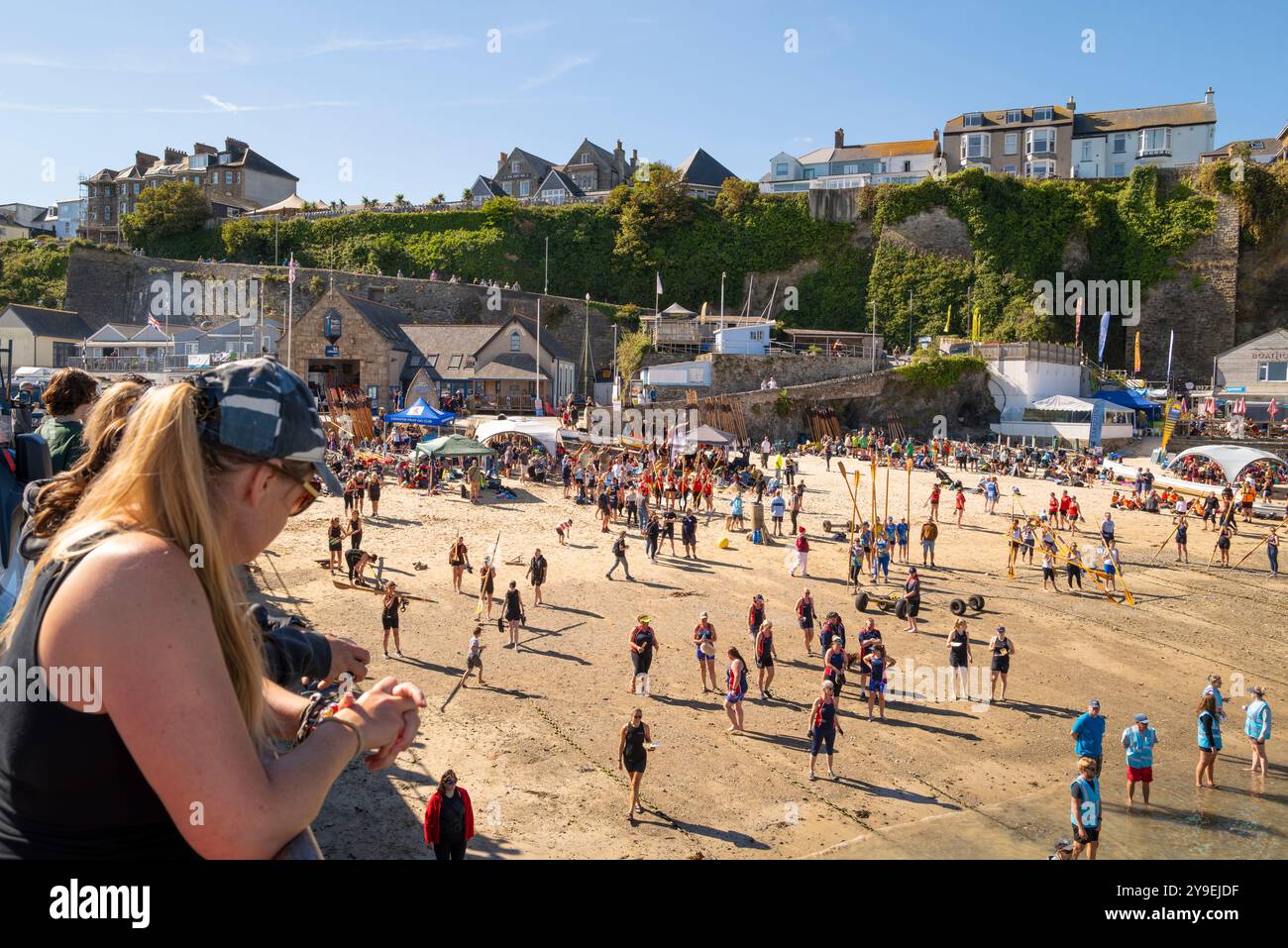 Piloten-Gig-Crews mit Rudern warten darauf, an Bord ihrer Piloten-Gigs für die Women's Newquay County Championships Cornish Pilot Gig Rowing in Newqu zu gehen Stockfoto