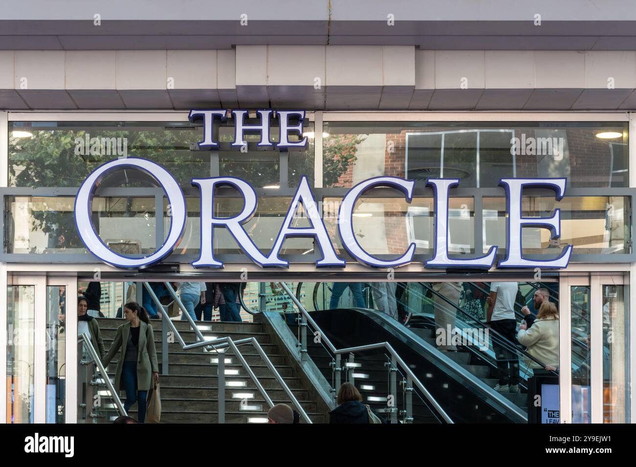 Der Eingang zum Oracle Einkaufszentrum, Reading Town Centre, Berkshire. England, Großbritannien, ein großes Einkaufs- und Freizeitzentrum Stockfoto