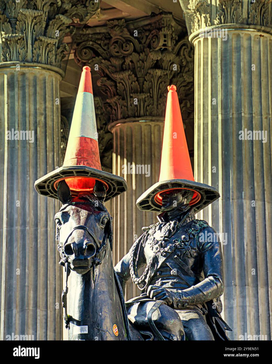 Glasgow, Schottland, Großbritannien. Oktober 2024. Wetter in Großbritannien: Trocken und sonnig, da das Pferd des Duke of wellington für den Herbst einen neuen Look hat. Credit Gerard Ferry/Alamy Live News Stockfoto