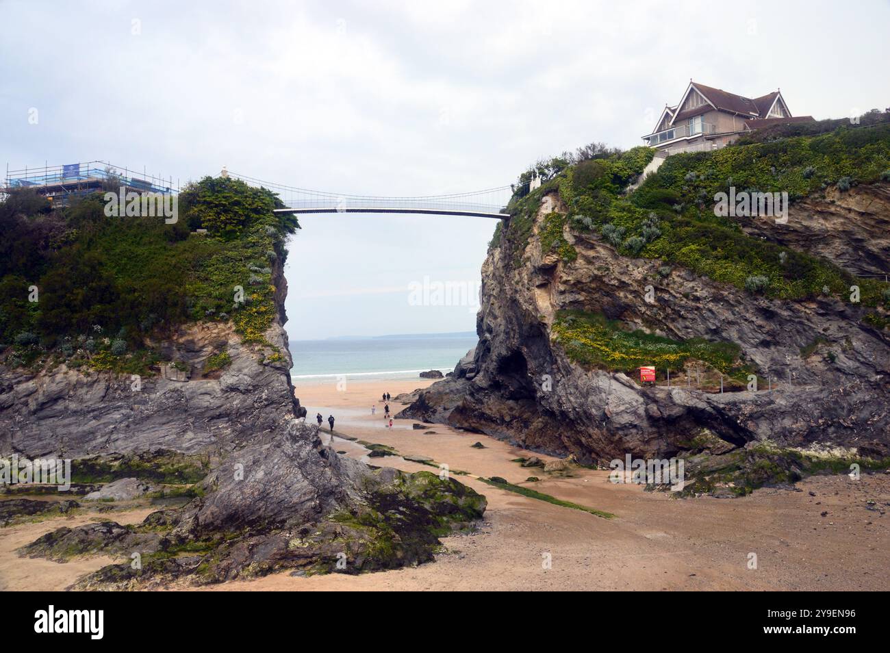 Die Fußgängerbrücke zur Insel (Towan Island) am Towan Beach in Newquay Bay vom Southwest Coastal Path in North Cornwall, England, Großbritannien. Stockfoto