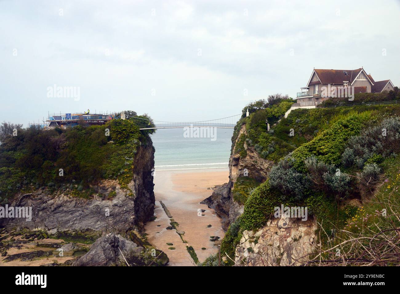Die Fußgängerbrücke zur Insel (Towan Island) am Towan Beach in Newquay Bay vom Southwest Coastal Path in North Cornwall, England, Großbritannien. Stockfoto