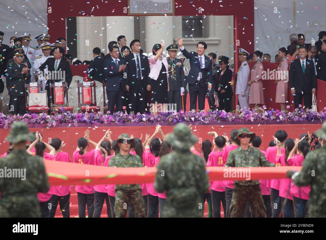 Taiwans Präsident Lai Ching-te schwingt im Präsidentenpalast während der doppelten zehntägigen Feier des Taiwans am 10. Oktober 2024 im Präsidentenpalast in Taipeh. Copyright: XJameson Wux Stockfoto