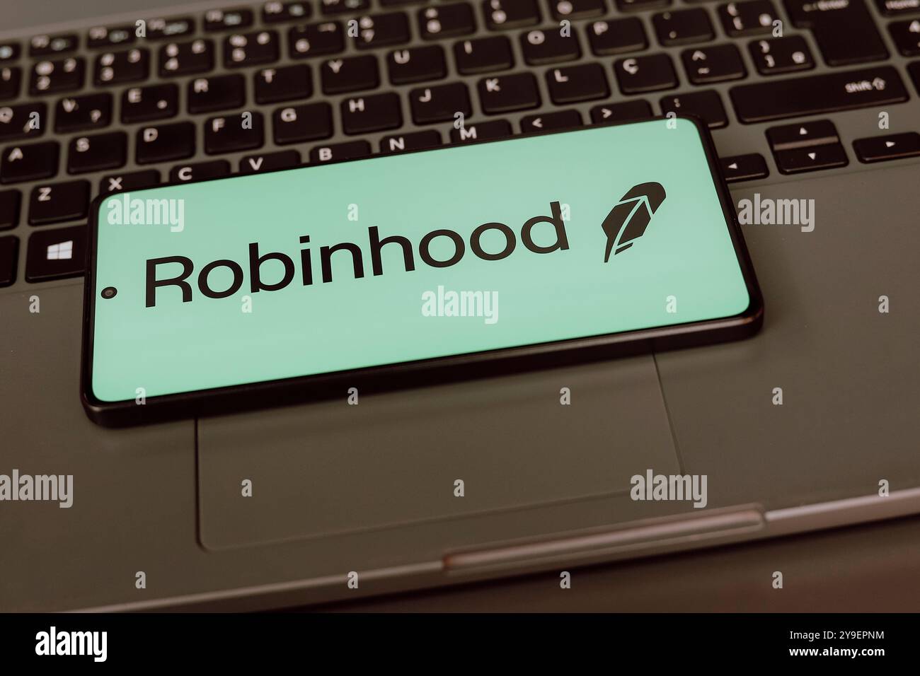 21. Juli 2024, Paraguay. In dieser Fotoabbildung wird das Robinhood Markets, Inc.-Logo auf einem Smartphone-Bildschirm angezeigt Stockfoto