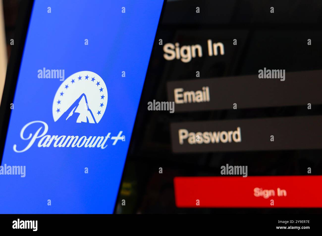 14. Juli 2024, Paraguay. In dieser Fotoabbildung wird das Paramount Plus-Logo auf einem Smartphone-Bildschirm neben einem Anmeldebildschirm mit E-Mail, Stockfoto