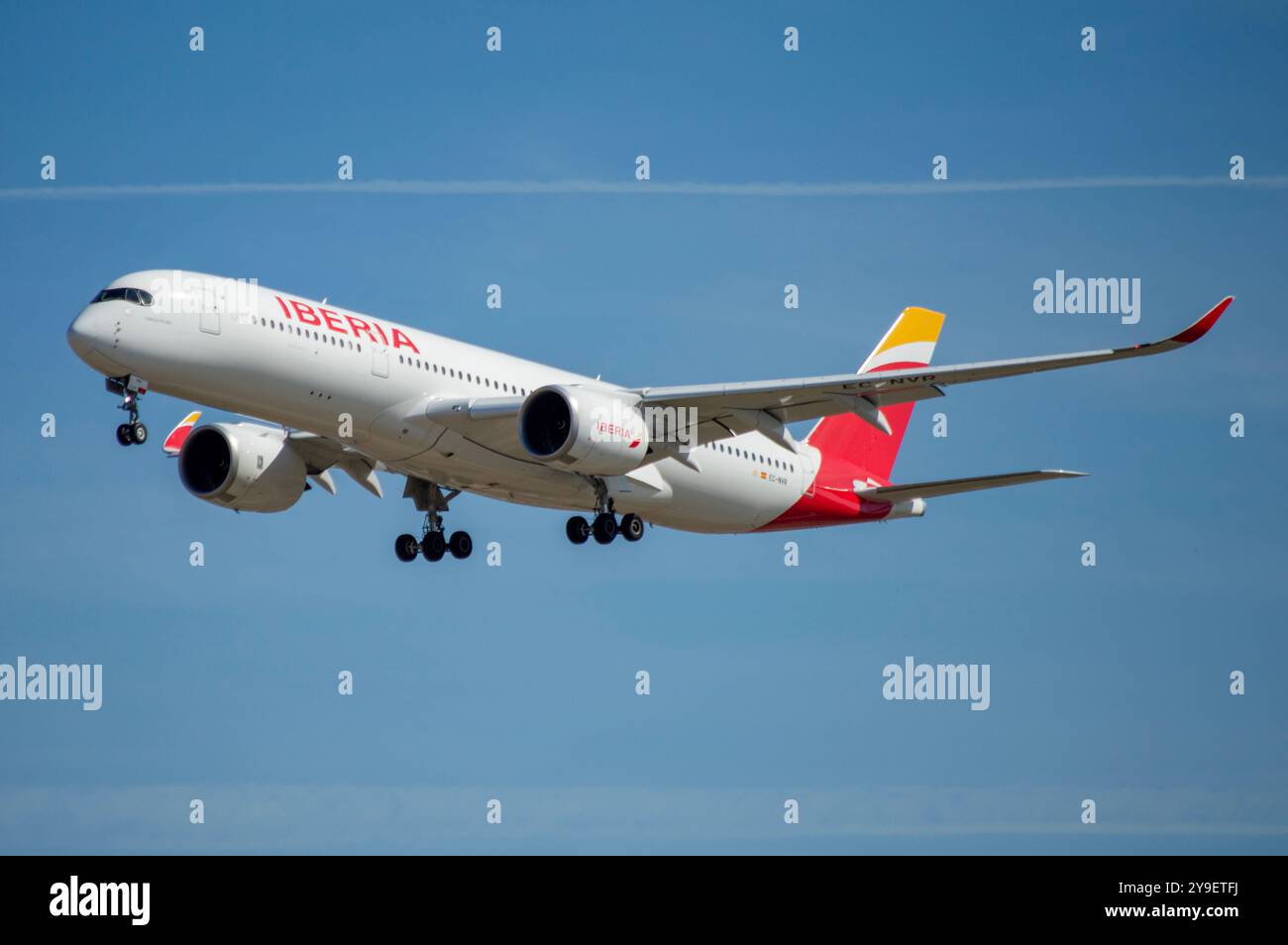 Langstreckenflugzeug Airbus A350 der Iberia Airline landet am Flughafen Madrid Barajas. Stockfoto