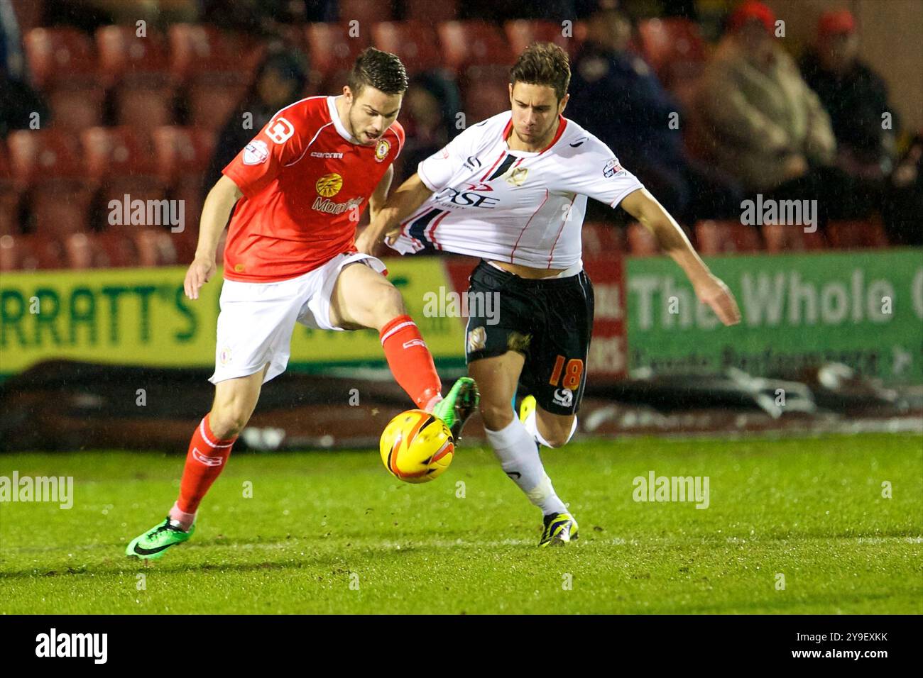 21.01.2014 Crewe, England. Milton Keynes Dons FC Mittelfeldspieler George Baldock und Crewe Alexandra FC Mittelfeldspieler Bradden Inman während des League One Spiels zwischen Crewe Alexandra und Milton Kenyes Dons aus dem Alexandra Stadium. Stockfoto