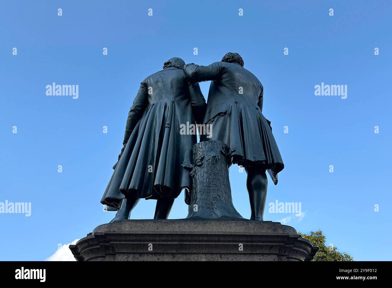 Goethe-Schiller-Denkmal DEU, Deutschland, Weimar, Thüringen, Thüringen, Thüringen, 30.07.2024 das Goethe und Schiller Denkmal vor dem Deutschen Nationaltheater in Weimar Thüringen Deutschland. Das Goethe-Schiller-Denkmal in Gedenken für Johann Wolfgang von Goethe und Friedrich Schiller wurde am 4.9.1857 enthuellt, gebaut von Ernst Rietschel en: Das Goethe- und Schiller-Denkmal vor dem Deutschen Nationaltheater in Weimar Thüringen Deutschland. Das Denkmal zum Gedenken an Johann Wolfgang von Goethe und Friedrich Schiller wurde am 4. September 1857 von Ernst Rietschel errichtet Stockfoto