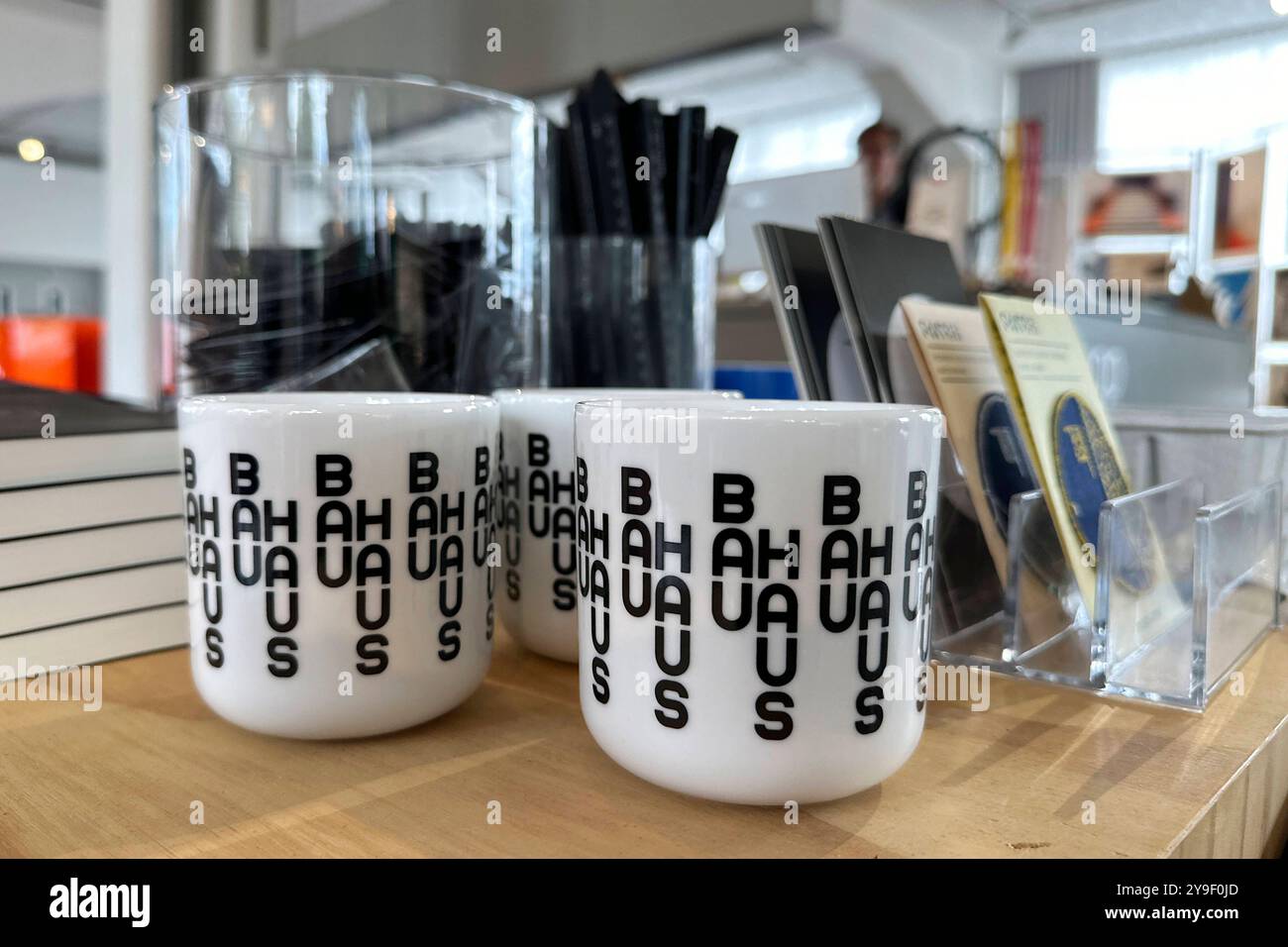 Bauhaus Dessau DEU, Deutschland, Dessau, Sachsen-Anhalt, 28.07.2024 Becher im Bauhaus Design als ein Souvenir und Klassiker im Shop vom Bauhausgebaeude erbaut vom Architekten Walter Gropius 1925 im Architekturstil der 1920er Jahre in Dessau Sachsen-Anhalt Deutschland . Das Bauhaus Dessau war eine beruehmte Kunst-, Design- und Architekturschule der Klassischen Moderne von 1919 bis 1932 de: Becher im Bauhausdesign als Souvenir im Shop des Bauhausgebäudes von Walter Gropius 1925 im Bauhausstil der 1920er Jahre in Dessau Sachsen-Anhalt. Die Stockfoto