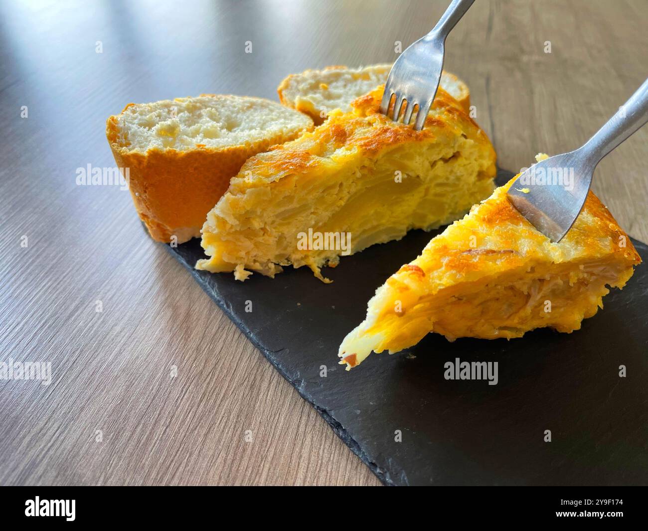 Spanisches Omelette serviert. Spanien. - Smartphone-aufgenommenes Stockfoto
