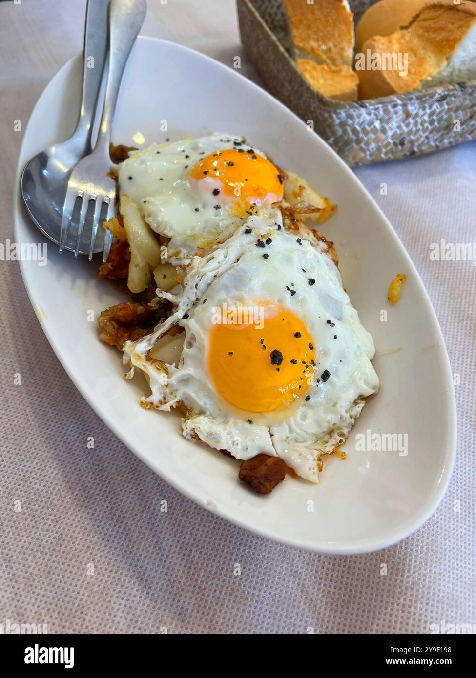 Zwei Spiegeleier mit Speck. Spanien. Stockfoto