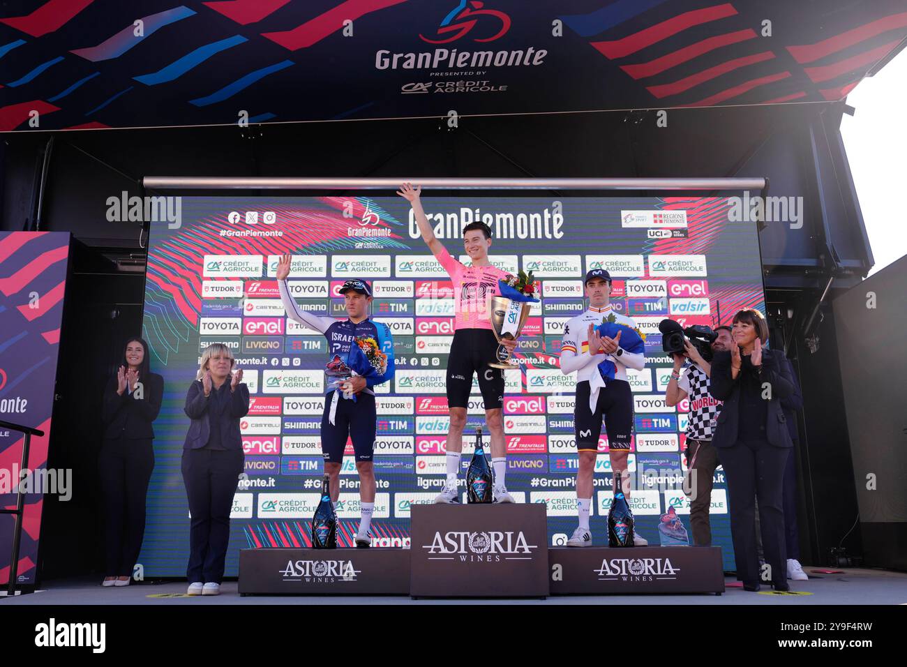 Borgomanero, Italien. September 2024. Von L, 2° STRONG Corbin ISRAEL - PREMIER TECHPOWLESS Neilson -EF EDUCATION - EASYPOST-Sieger, 3° ARANBURU Alexanderwährend der 108. Ausgabe des Gran Piemonte 2024 ein 182 km-Tagesrennen von Valdengo nach Borgomanero am 10. Oktober 2024, Italien. (Foto: Fabio Ferrari/LaPresse) Credit: LaPresse/Alamy Live News Stockfoto
