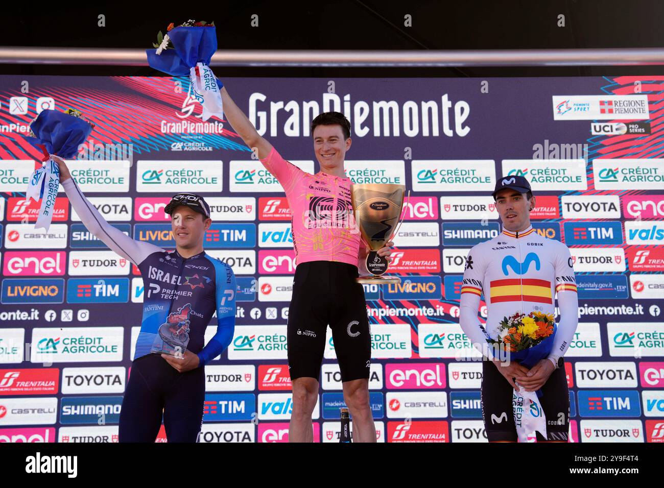Borgomanero, Italien. September 2024. Von L, 2° STRONG Corbin ISRAEL - PREMIER TECHPOWLESS Neilson -EF EDUCATION - EASYPOST-Sieger, 3° ARANBURU Alexanderwährend der 108. Ausgabe des Gran Piemonte 2024 ein 182 km-Tagesrennen von Valdengo nach Borgomanero am 10. Oktober 2024, Italien. (Foto: Fabio Ferrari/LaPresse) Credit: LaPresse/Alamy Live News Stockfoto