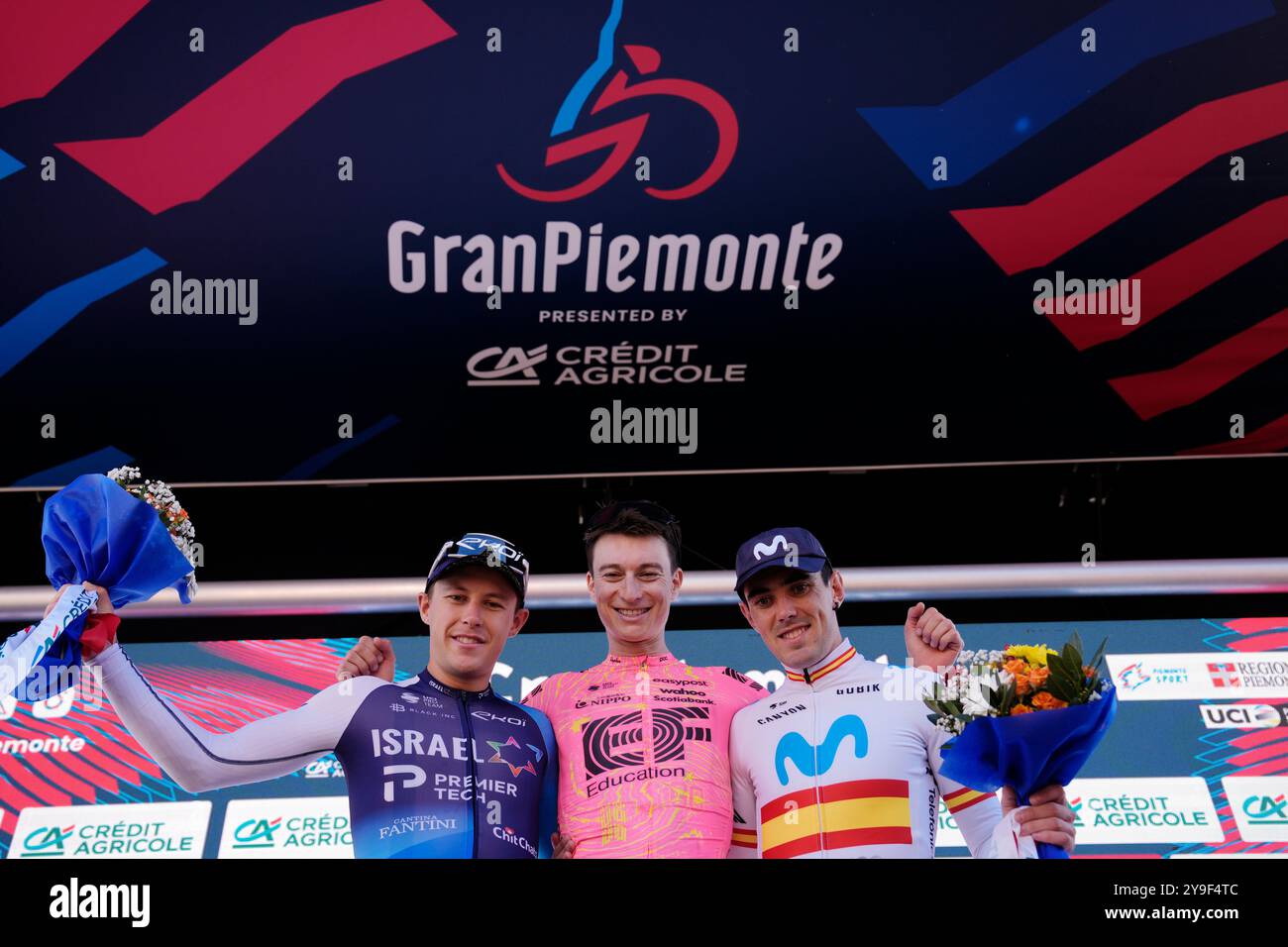 Borgomanero, Italien. September 2024. Von L, 2° STRONG Corbin ISRAEL - PREMIER TECHPOWLESS Neilson -EF EDUCATION - EASYPOST-Sieger, 3° ARANBURU Alexanderwährend der 108. Ausgabe des Gran Piemonte 2024 ein 182 km-Tagesrennen von Valdengo nach Borgomanero am 10. Oktober 2024, Italien. (Foto: Fabio Ferrari/LaPresse) Credit: LaPresse/Alamy Live News Stockfoto
