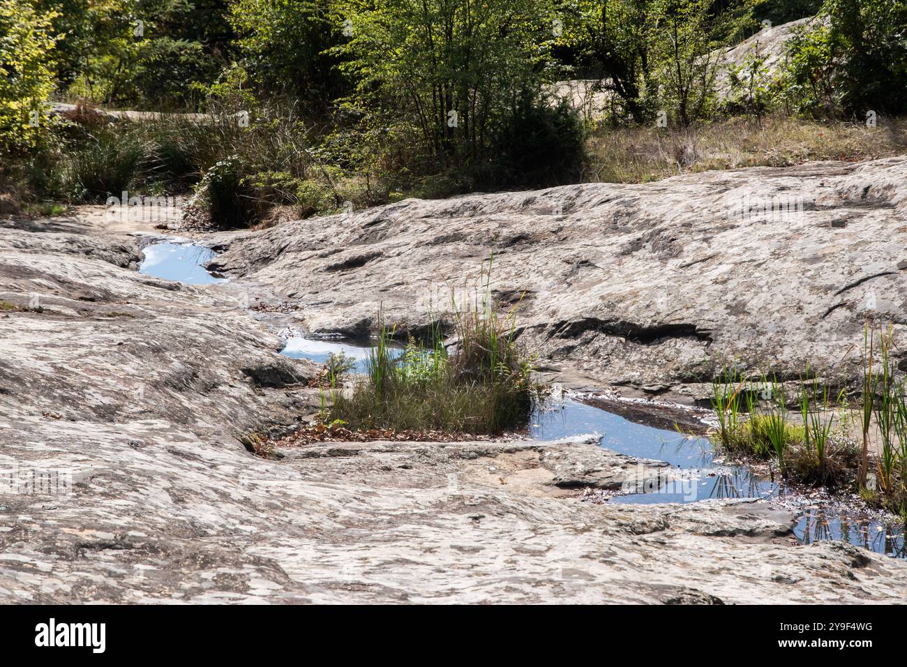 Felsige Landschaft mit einem kleinen, austrocknenden Bach in den Bergen Stockfoto