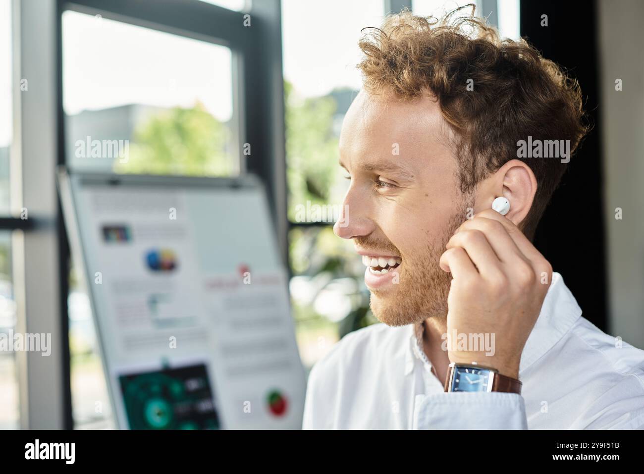 Der rothaarige Profi nimmt an einem kreativen Brainstorming Teil, das in einem stilvollen, modernen Arbeitsbereich stattfindet. Stockfoto