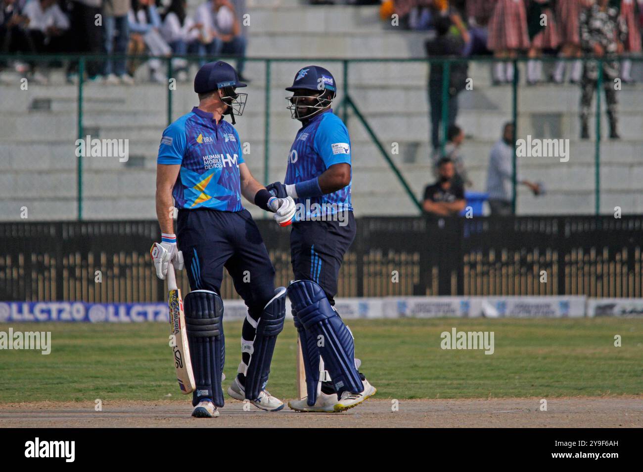 Srinagar, Kaschmir. Oktober 2024. Hamilton Masakadza (R) und Martin Guptil (L) von Southern Superstars während des Legends League Cricket T20 Spiels gegen Toyam Hyderabad im Bakshi Stadium in Srinagar. Das Turnier bringt nach 38 Jahren wieder Cricketing-Action nach Kaschmir. Bisher waren nur zwei internationale Spiele zu sehen. Zuerst 1983 zwischen Indien und Westindien und 1986 zwischen Indien und Australien. Stockfoto