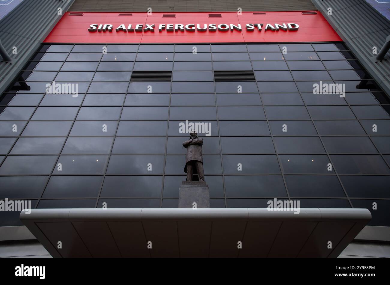 Blick auf den Sir Alex Ferguson Stand (und Statue) im Manchester United Stadium, Old Trafford, Salford Stockfoto