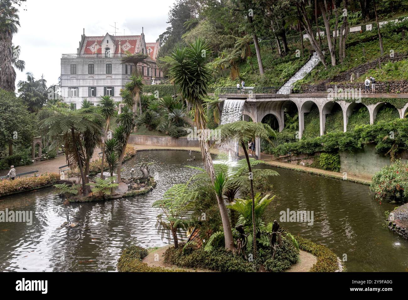 FUNCHAL, PORTUGAL - 24. AUGUST 2021: Dies ist der künstliche Zentralsee und der Monte Palace im Monte Tropical Park. Stockfoto