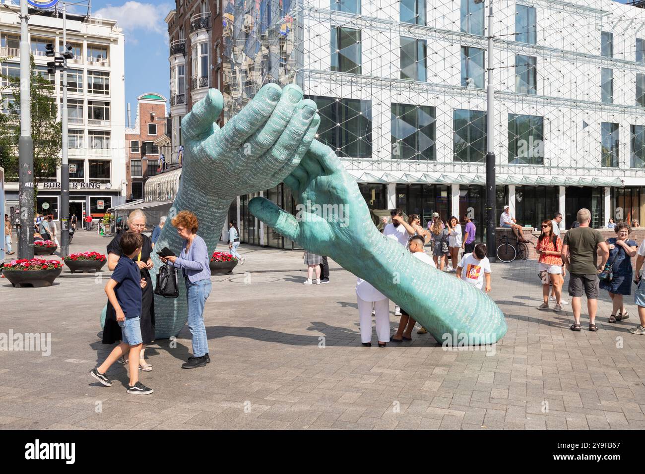 Denkmal zum Gedenken an Peter R. de Vries und seine Ideen enthüllt auf dem Leidseplein im Zentrum von Amsterdam. Stockfoto