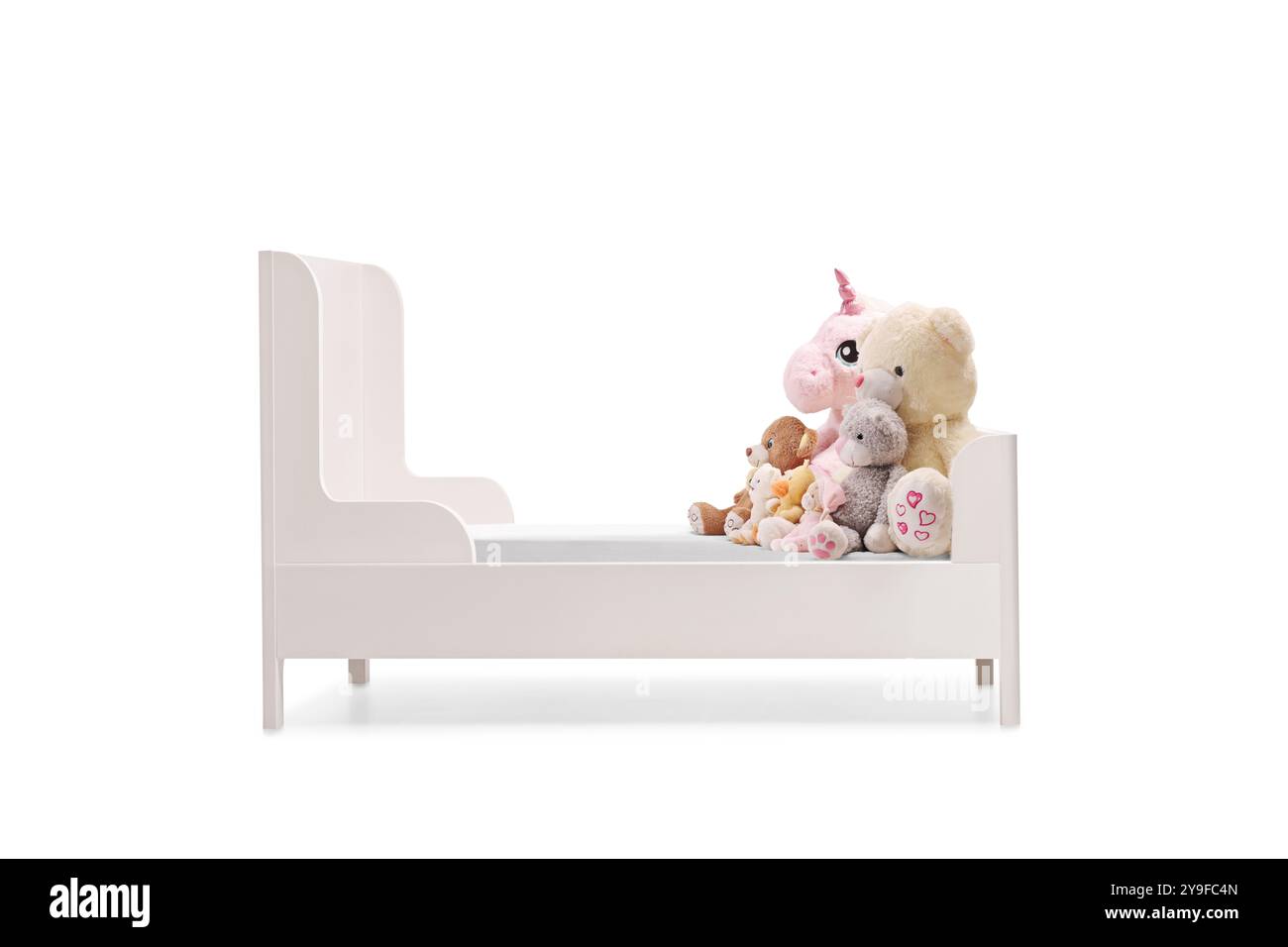 Plüschtiere auf einem Kinderbett isoliert auf weißem Hintergrund Stockfoto