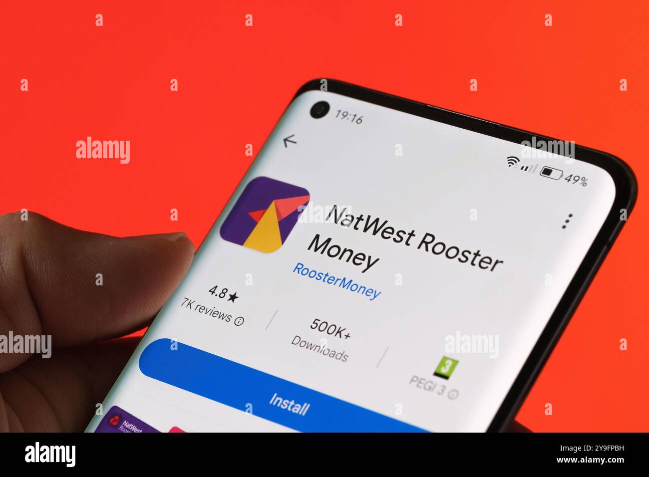 NatWest Rooster Money App wird auf einem Smartphone angezeigt und wirbt für eine Finanz-App für Kinder und Jugendliche. Fetter roter Hintergrund. Stafford, Großbritannien, Octobe Stockfoto