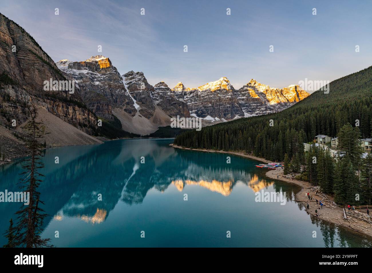 Unglaubliche Sonnenaufgangsszenen am Moraine Lake, Banff National Park im Herbst und Herbst mit atemberaubendem, beliebtem Touristenziel in den Kanadischen Rocky Mountains. Stockfoto